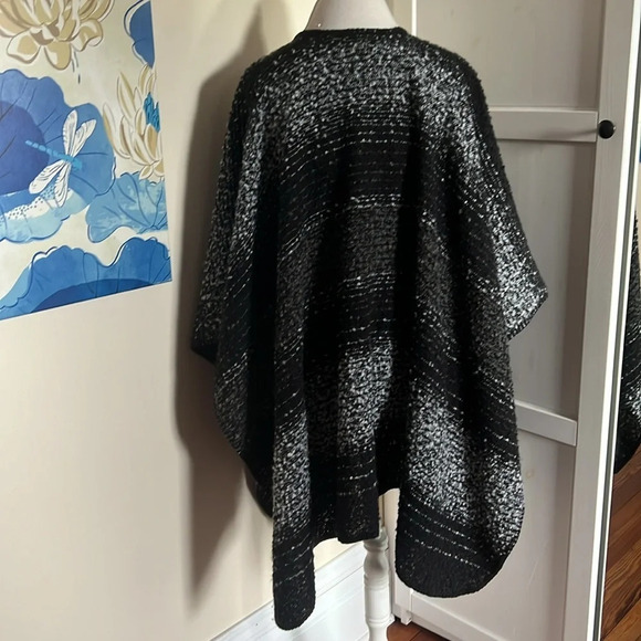 Woolrich Black/White/Gray Woven Soft and Warm Wrap - One Size - Picture 5 of 6